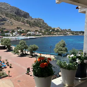 La Piazzetta A Mare House Affittacamere Sferracavallo